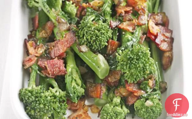 Broccoli cu tulpină lungă cu ceapă și slănină saut