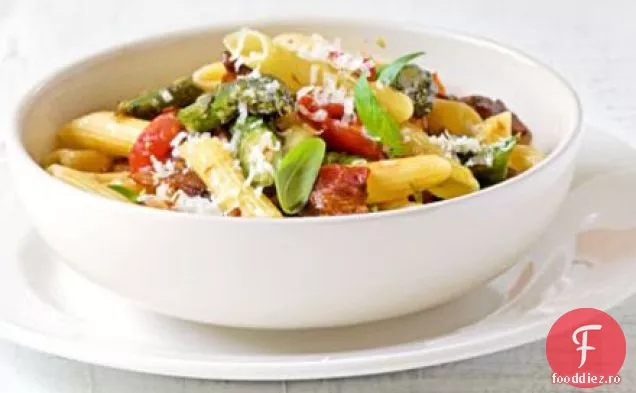 Sparanghel prăjit, pancetta și paste cu roșii cherry