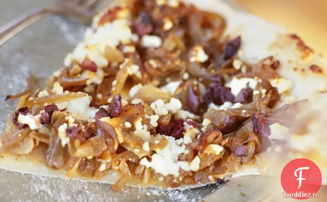 Pizza cu ceapă caramelizată, Feta și măsline