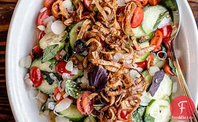 Salată de castraveți cu șalotă caramelizată și ierburi