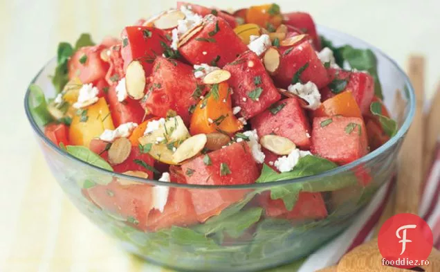 Salată de roșii-pepene verde cu Feta și migdale prăjite