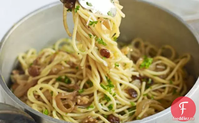 Spaghete cu nuci, stafide și pătrunjel