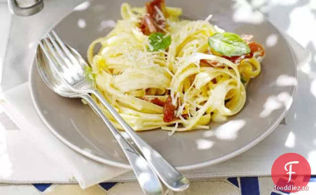 Linguine cremoasă cu șuncă, lămâie și busuioc