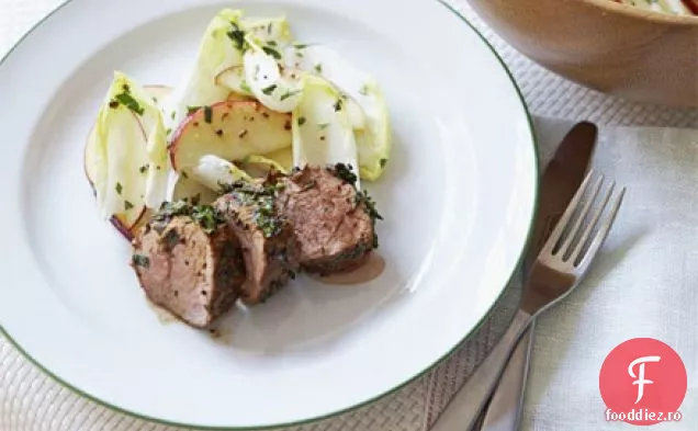 Carne de porc Herby cu salată de mere și cicoare
