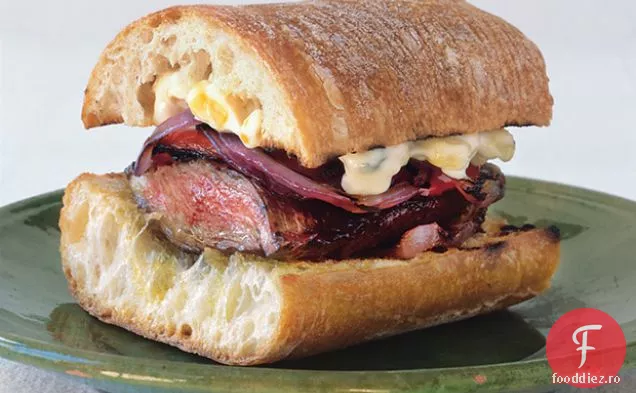 Sandvișuri cu friptură de fustă la grătar și ardei cu maioneză de porumb