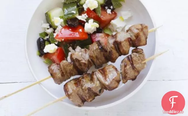 Kebab de miel și salată grecească