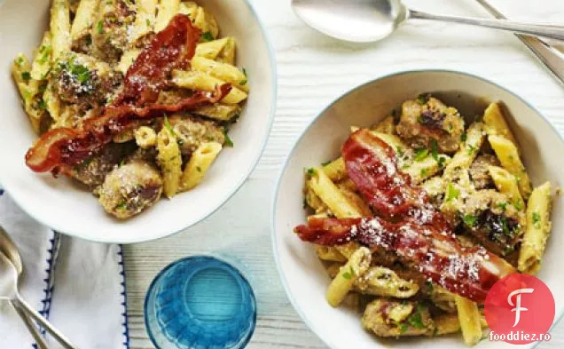 Bacon crocant și cârnați carbonara