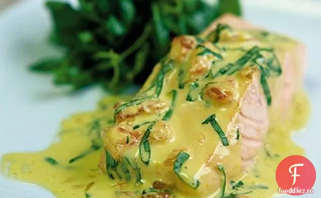 Somon pocat cu grapefruit roz și sos de busuioc