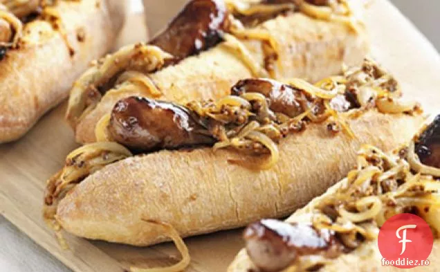 Hot dog cu glazură de arțar cu ceapă de muștar