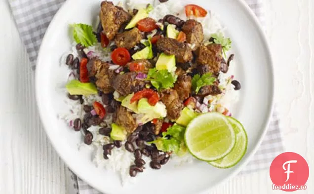 Orez Mexican cu carne de porc chipotle și salsa de avocado