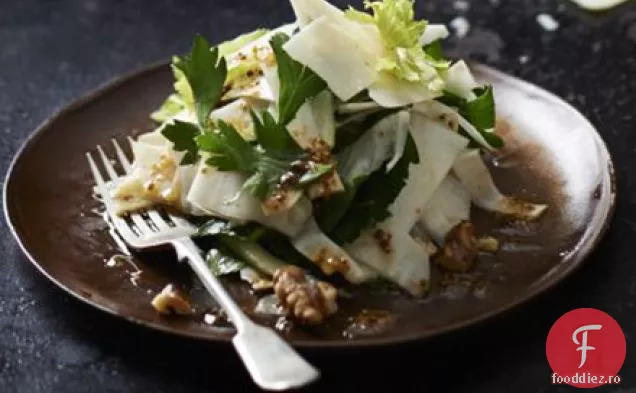 Salată de țelină cu parmezan, nuci și pătrunjel