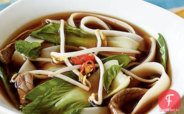 Supă vietnameză de vită-tăiței cu verdeață asiatică