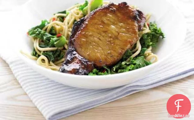 Carne de porc lipicioasă cu tăiței gingered și kale