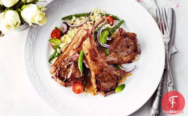 Cotlete lipicioase de miel cu smochine cu salată caldă de fasole și cuscus