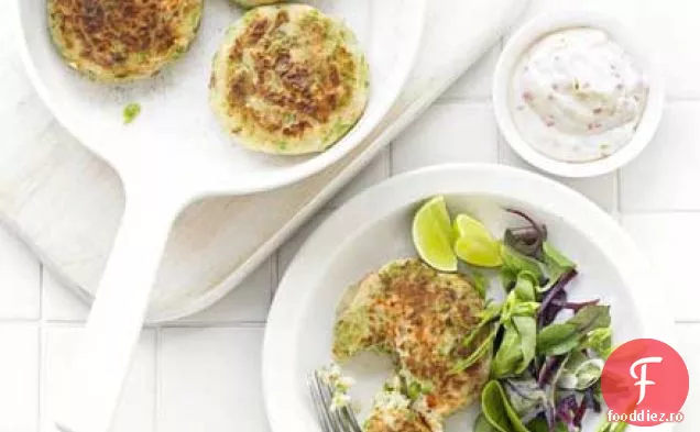 Prăjituri de pește de mazăre zdrobite cu maioneză de ardei iute