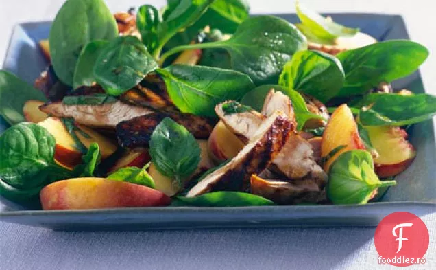 Salată balsamică de pui și piersici