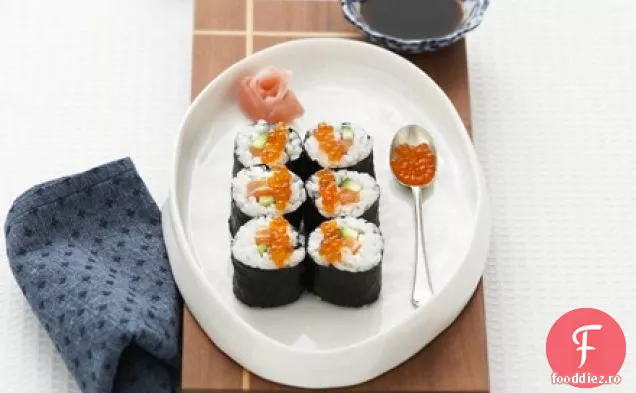 Rulouri de sushi cu somon și castraveți