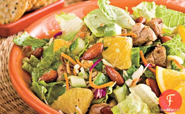 Salată picantă tocată de porc și portocală