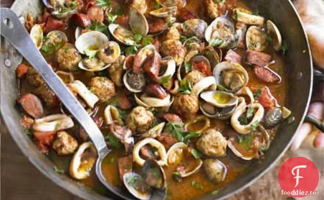 Chiftele spaniole cu scoici, chorizo și calmar