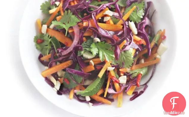 Salată de morcovi, varză roșie și ceapă