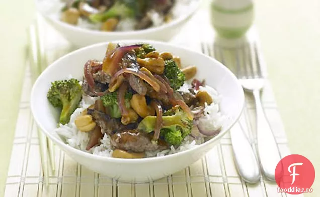Carne de vită prăjită cu caju și broccoli