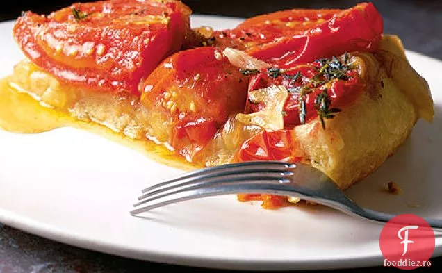 Tatin de tartă cu roșii și ceapă caramelizată