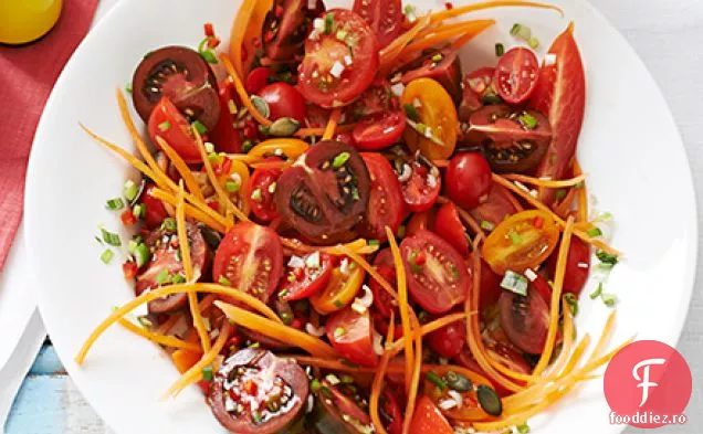 Salată de roșii și morcovi la sfârșitul verii