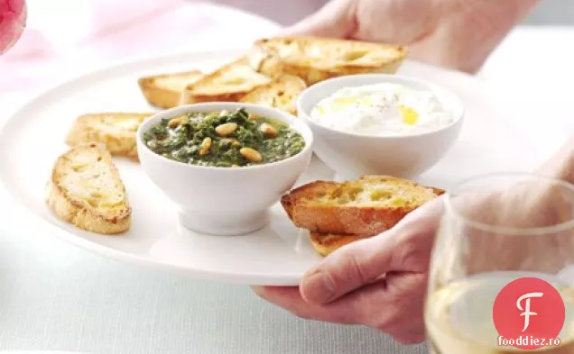Pâine prăjită Ricotta cu salsa rachetă și nuci de pin