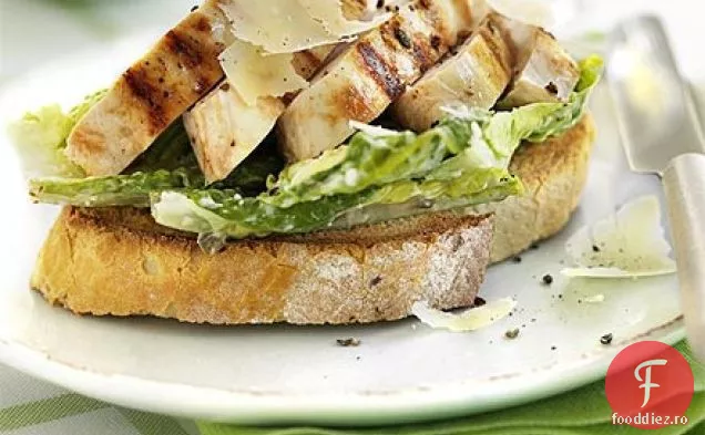 Sandwich cu pui deschis Caesar