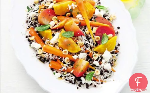 Salată de orez cu linte cu sos de sfeclă roșie și feta