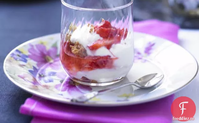 Parfaits de iaurt cu căpșuni zdrobite și amaretti