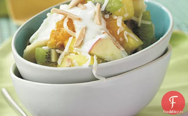 Salată de fructe cu sos de miere-iaurt