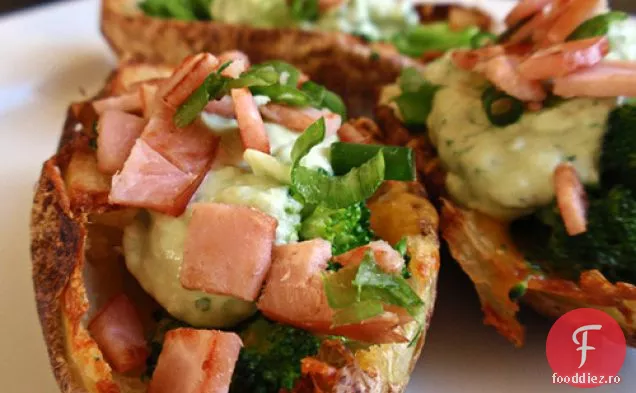 Piei De Cartofi De Broccoli Și Cheddar Cu Cremă De Avocado