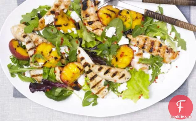 Salată de piersici, pui și feta la grătar