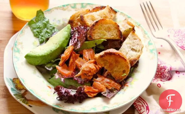 Salată De Crouton Cu Unt Cu Avocado Și Somon Afumat