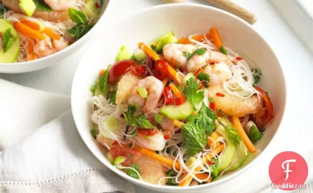 Salată de tăiței cu creveți și grapefruit roz