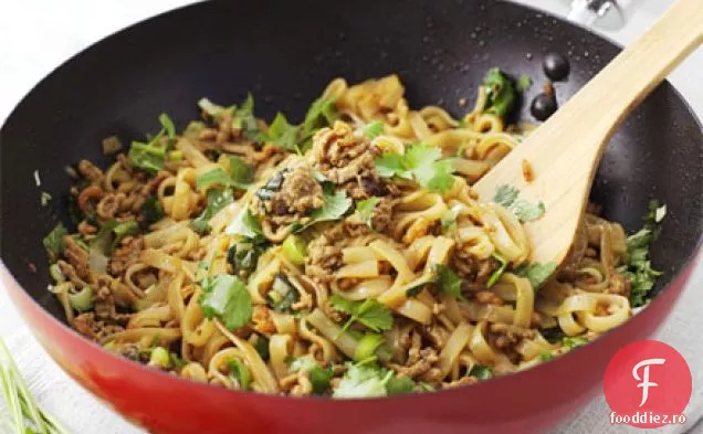 Carne de porc de soia tocată cu tăiței de orez