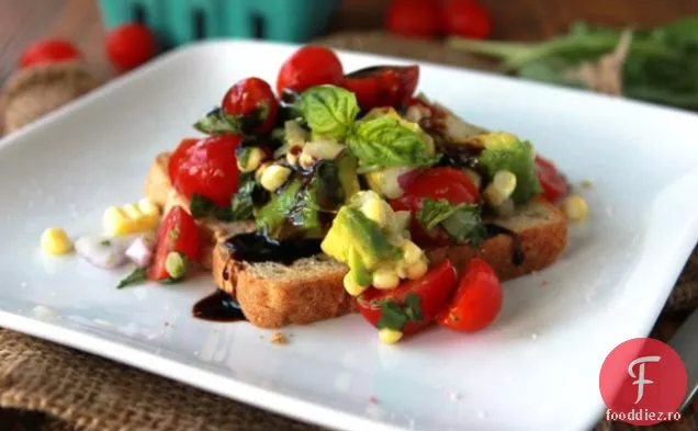 Avocado de vară-pâine prăjită cu roșii