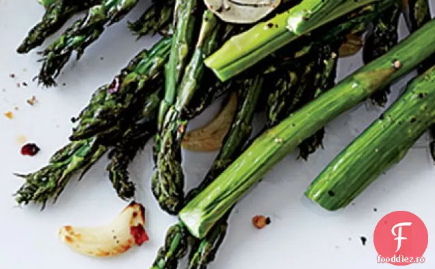 Usturoi și ardei roșu sparanghel