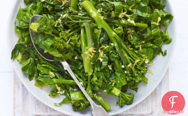 Verdeață de primăvară cu pansament cu lămâie