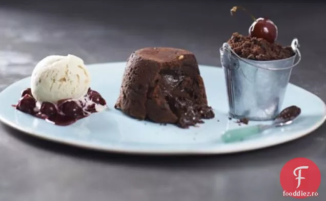 Choc-fondanți de arahide cu pământ de ciocolată și cireșe