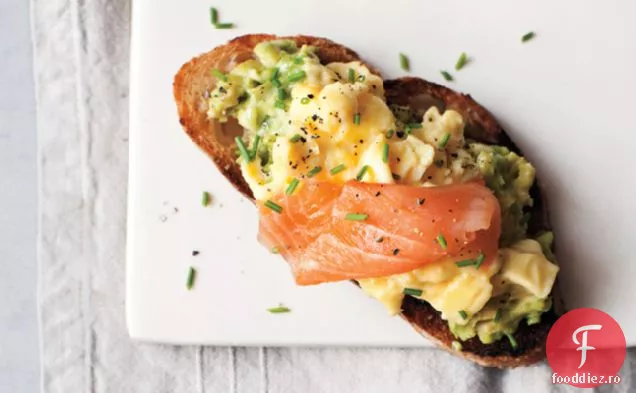 Ouă Amestecate, Avocado Și Somon Afumat Pe Pâine Prăjită