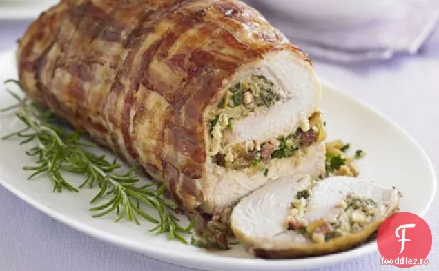 Piept de curcan învelit în Pancetta cu umplutură de lămâie și nuci de pin