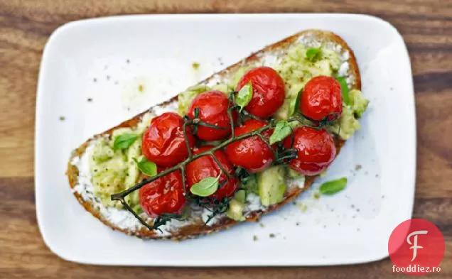 Pâine Prăjită Cu Roșii Și Avocado
