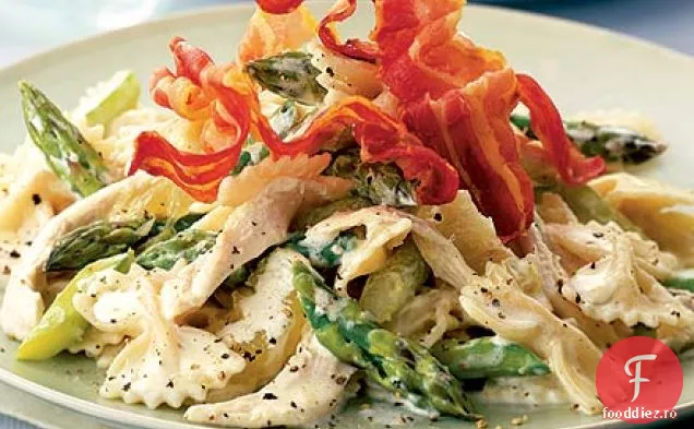 Farfalle cu pui, sparanghel și pancetta