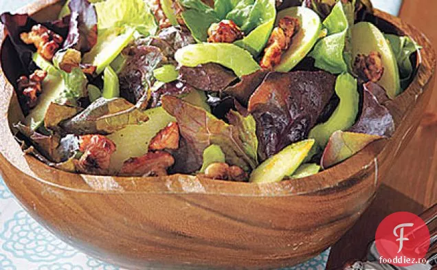 Salată verde cu nuci condimentate