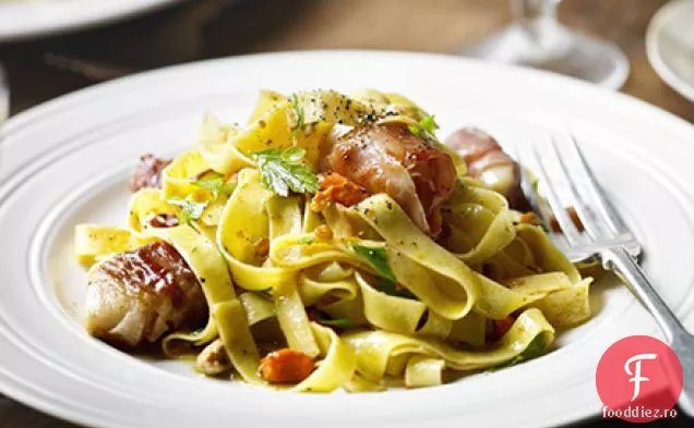 Fettuccine cu scoici arse și prosciutto