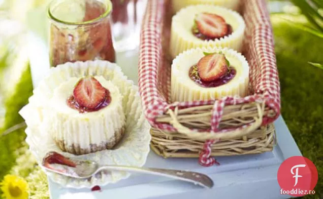 Mici cheesecakes cu căpșuni