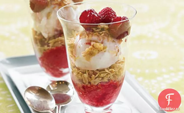 Parfaits de zmeură și nucă de cocos cu Crunch de nucă de cocos