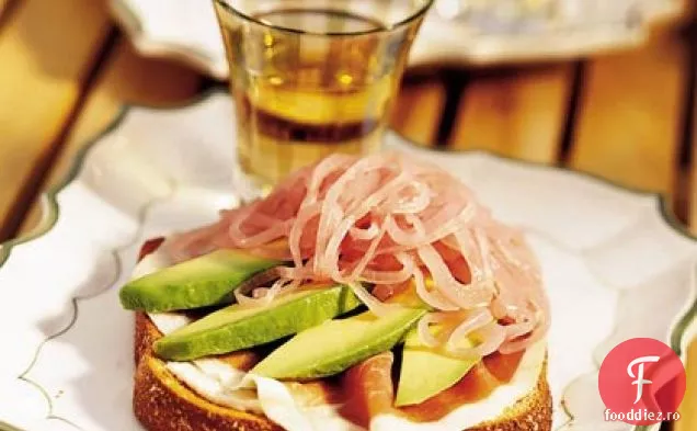 Avocado, ceapă roșie și sandvișuri cu Prosciutto